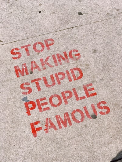 别让愚蠢的人出名了